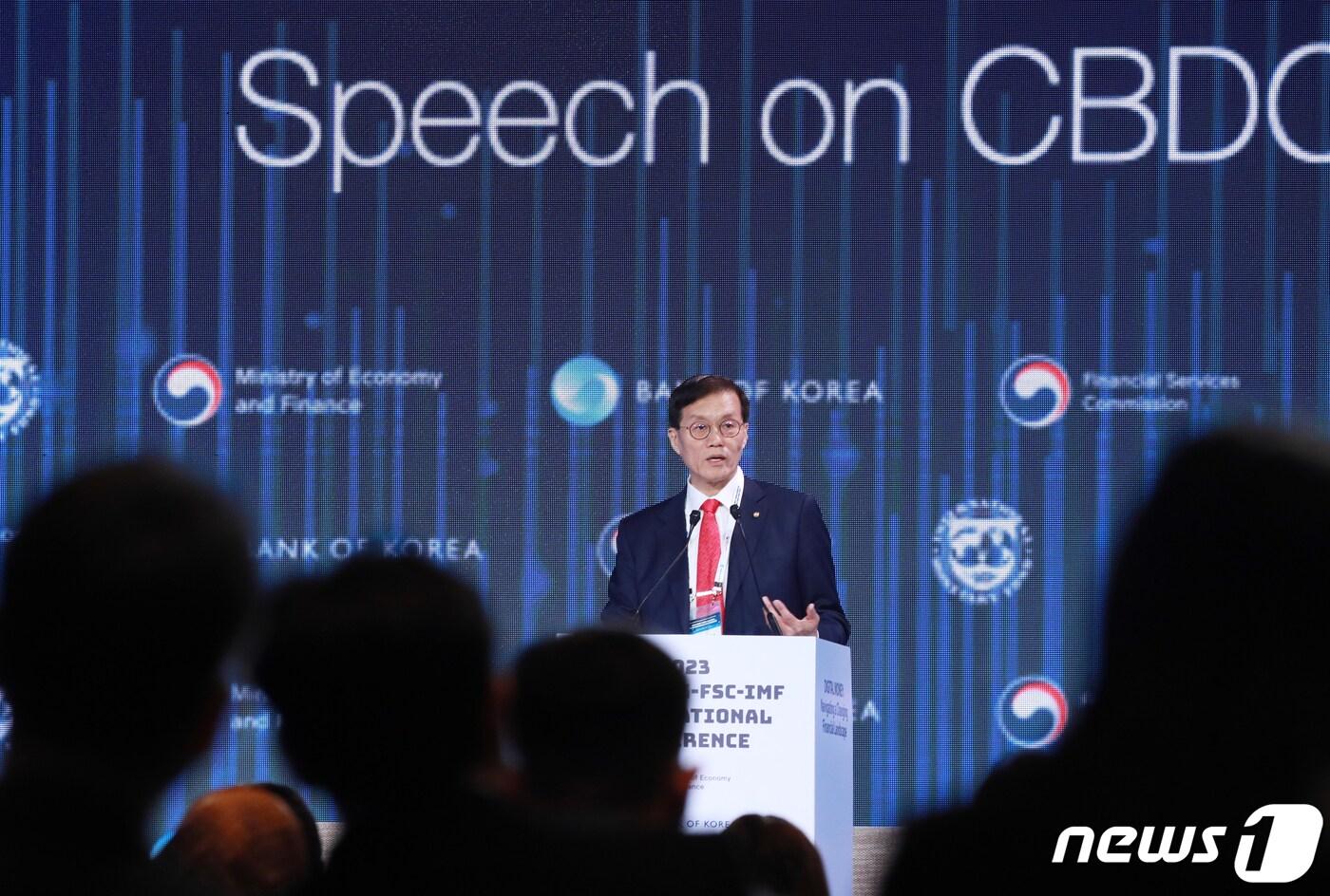 본문 이미지 - 이창용 한국은행 총재가 15일 오전 서울 종로구 포시즌스호텔에서 열린 '2023 MOEF-BOK-FSC-IMF' 국제콘퍼런스에서 '디지털화폐 : 변화하는 금융환경 탐색' 주제로 기조연설을 하고 있다.(한국은행 제공) 2023.12.15/뉴스1