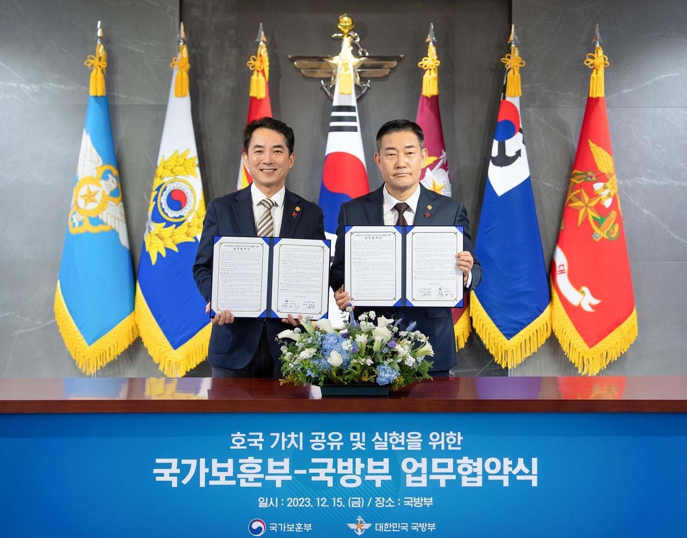 본문 이미지 -  박민식 국가보훈부 장관(왼쪽)과 신원식 국방부 장관.(국방부 제공)