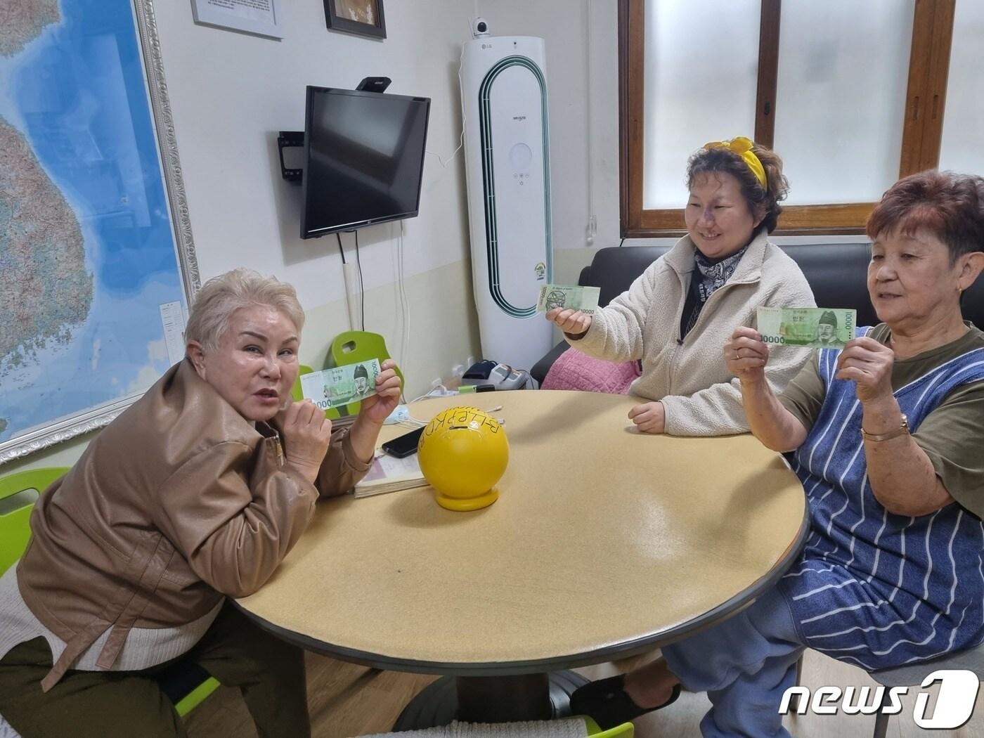 본문 이미지 - 광주고려인마을 주민들이 긴급 의료비가 필요한 동포를 위해 모금운동에 동참하고 있다.(광주고려인마을 제공) 2023.12.15
