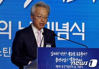 본문 이미지 - 최진식 한국중견기업연합회장이 제9회 중견기업인의 날 기념식에서 개회사를 하고 있다. ⓒ News1 장수영 기자