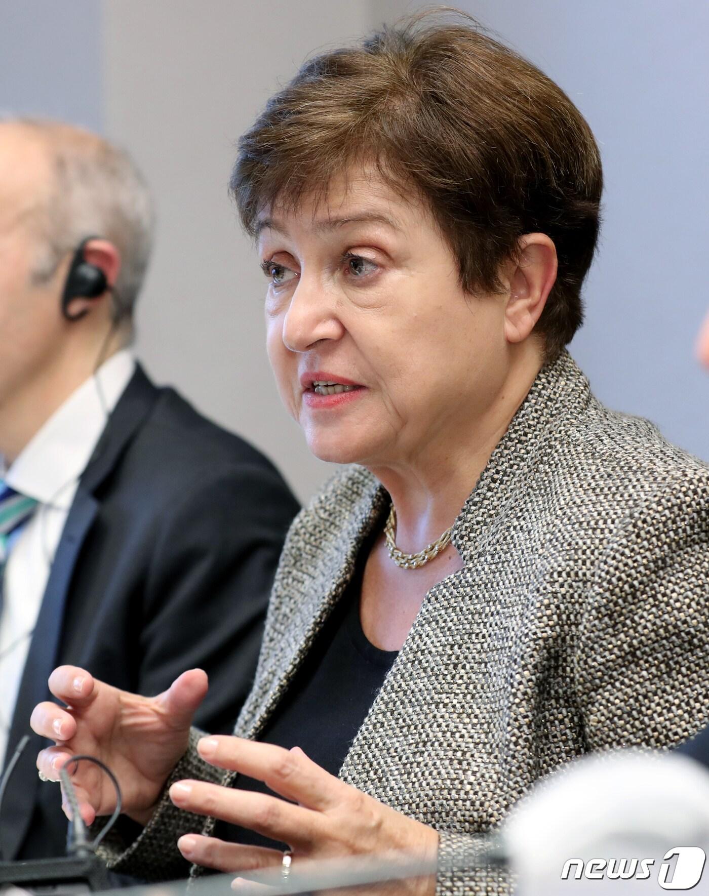 본문 이미지 - 크리스탈리나 게오르기에바 IMF 총재가 15일 서울 중구 롯데호텔서울에서 기자간담회를 열고 연금개혁에 대한 생각을 밝히고 있다. 2023.12.15/뉴스1 ⓒ News1 권현진 기자