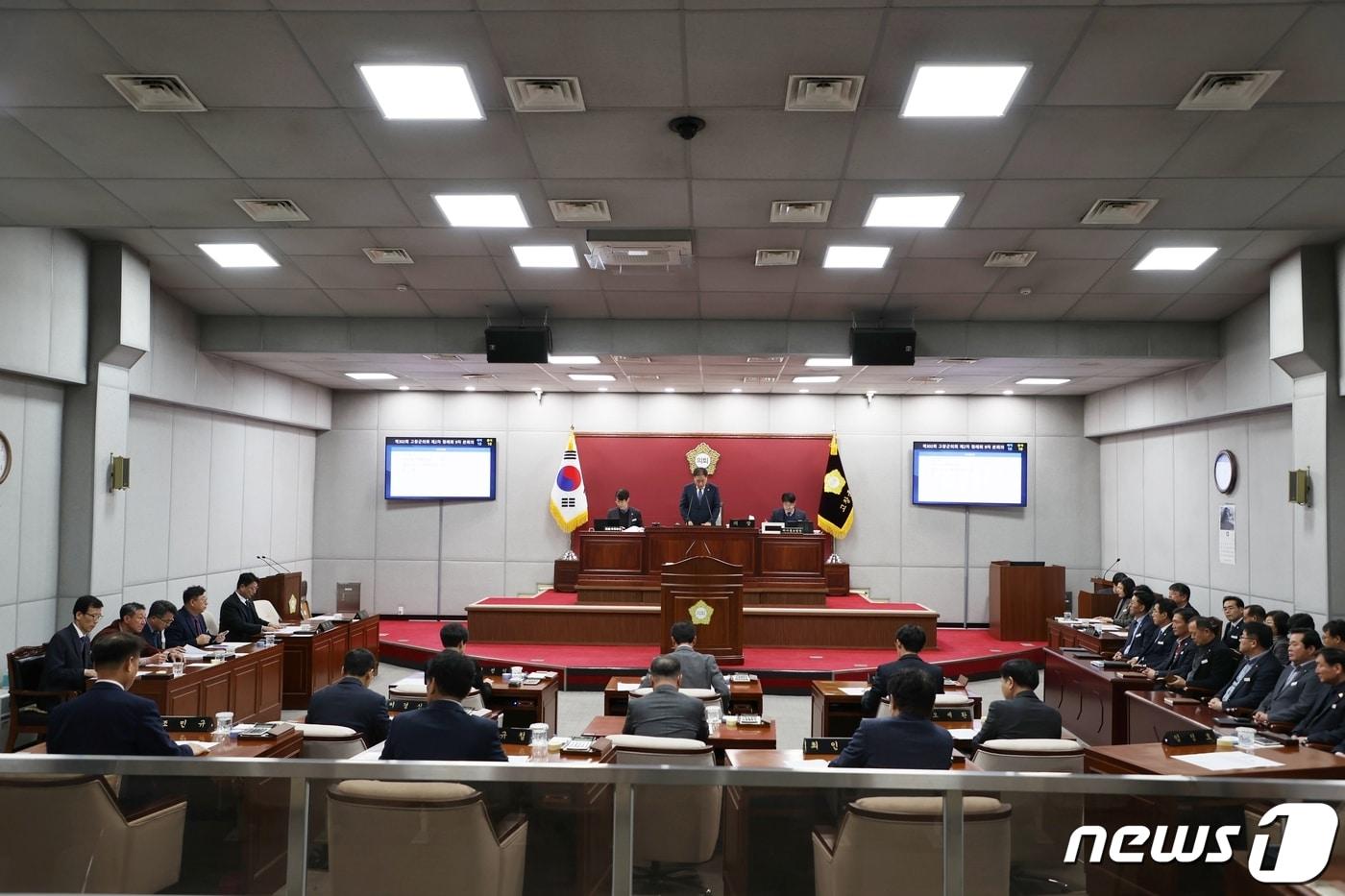 본문 이미지 -  전북 고창군의회(의장 임정호) 제302회 정례회가 31일가 의사일정을 모두 마치고 15일 폐회했다. 고창군의회 본회의장.2023.12.15/뉴스1ⓒ News1 박제철 기자