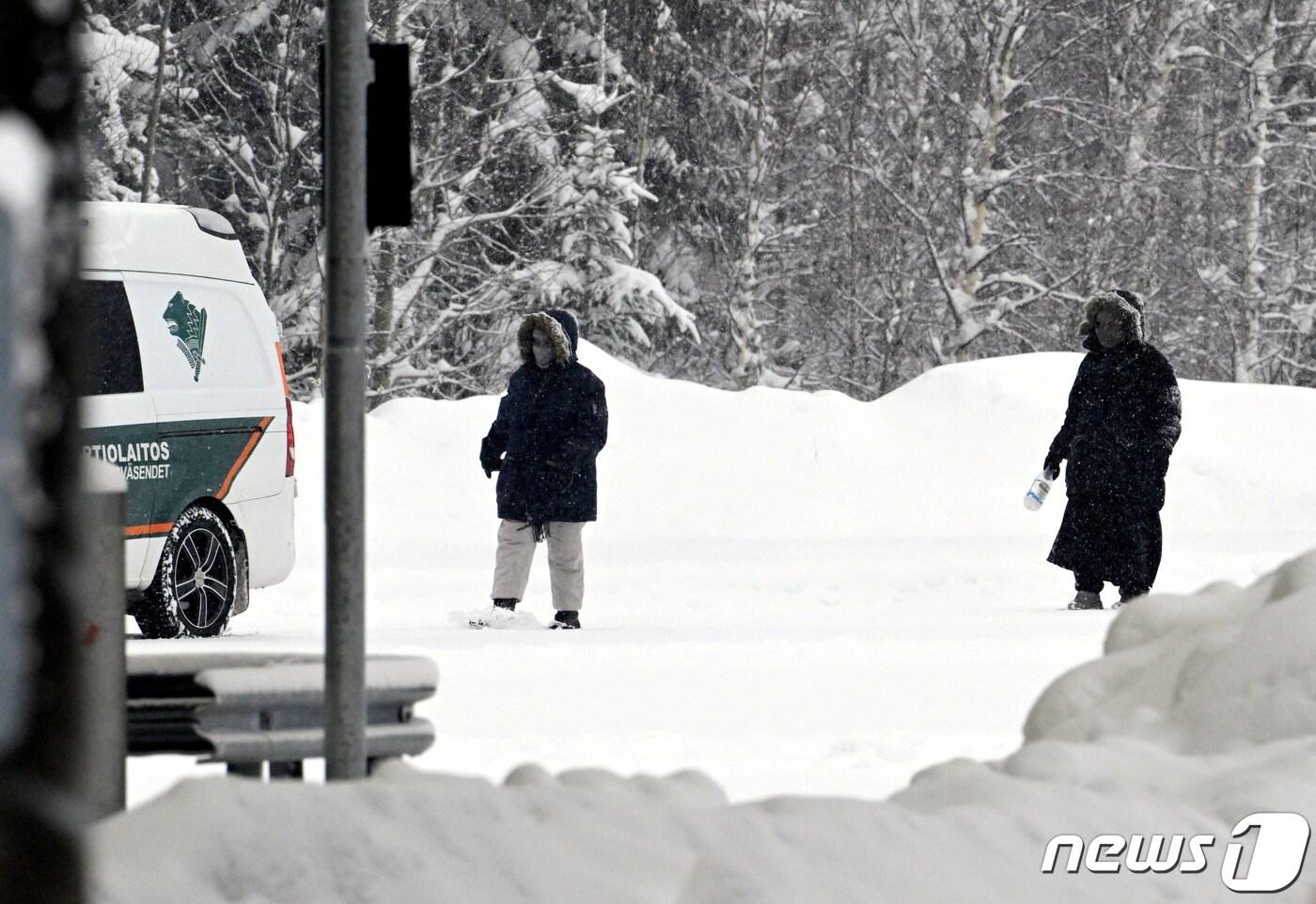 14일(현지시간) 러시아와 핀란드 사이 비롤라흐티 지역의 발리마 검문소에 이민자들이 도착해있다. 앞서 핀란드는 러시아에서 입국하는 이민자가 늘어난다는 이유로 국경 검문소를 폐쇄한 바 있다. 핀란드 당국은 이날부터 내년 1월14일까지 일부 국경 검문소를 일시 개방하기로 했다. 2023.12.14 ⓒ 로이터=뉴스1 ⓒ News1 정지윤 기자