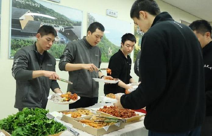 본문 이미지 - 뷔페식 병영 급식.(국방부 제공)