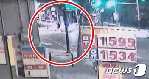 본문 이미지 - 지난 13일 충북 청주시 청원구 율량동 한 교차로에서 30대 남성이 음주 뺑소니 사고를 당하는 모습. /뉴스1