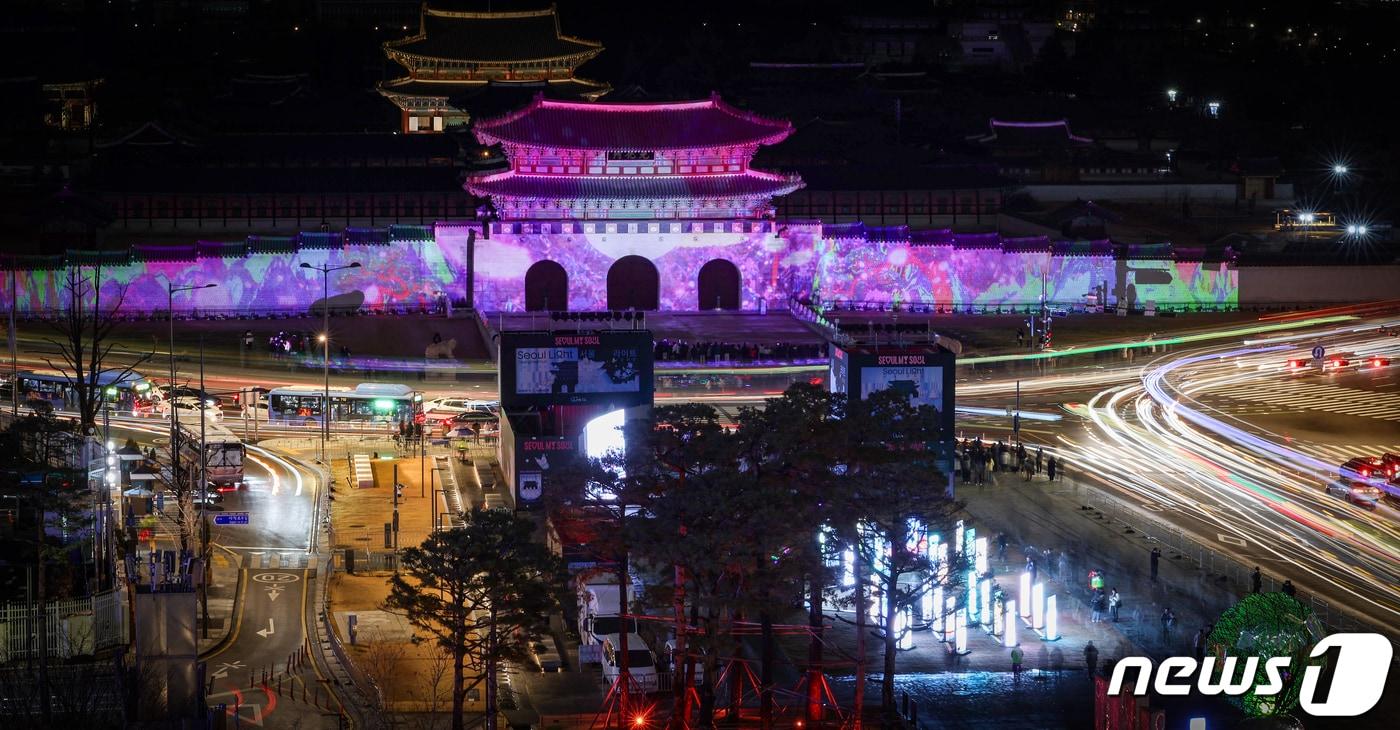 본문 이미지 - 15일 오후 서울 광화문 일대에서 열린 '서울라이트 광화문' 행사에서 광화문 외벽에 미디어 파사드 작품이 투영되고 있다. 이번 행사는 이날 개막해 내년 1월 21일까지 38일간 진행된다. 2023.12.15/뉴스1 ⓒ News1 김진환 기자