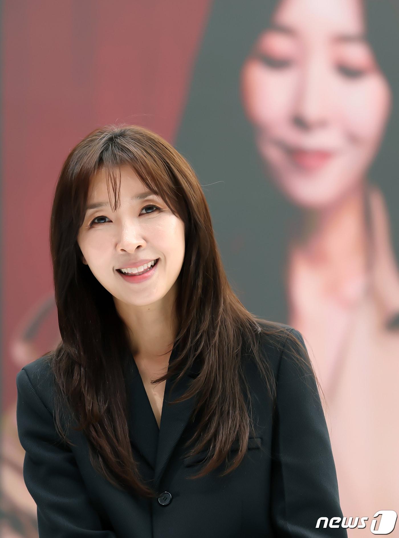 본문 이미지 - 쇼호스트 서아랑이 13일 오후 서울 강동구 천호동 현대홈쇼핑 본사에서 뉴스1과 인터뷰를 앞두고 포즈를 취하고 있다. 2023.12.13/뉴스1 ⓒ News1 김진환 기자