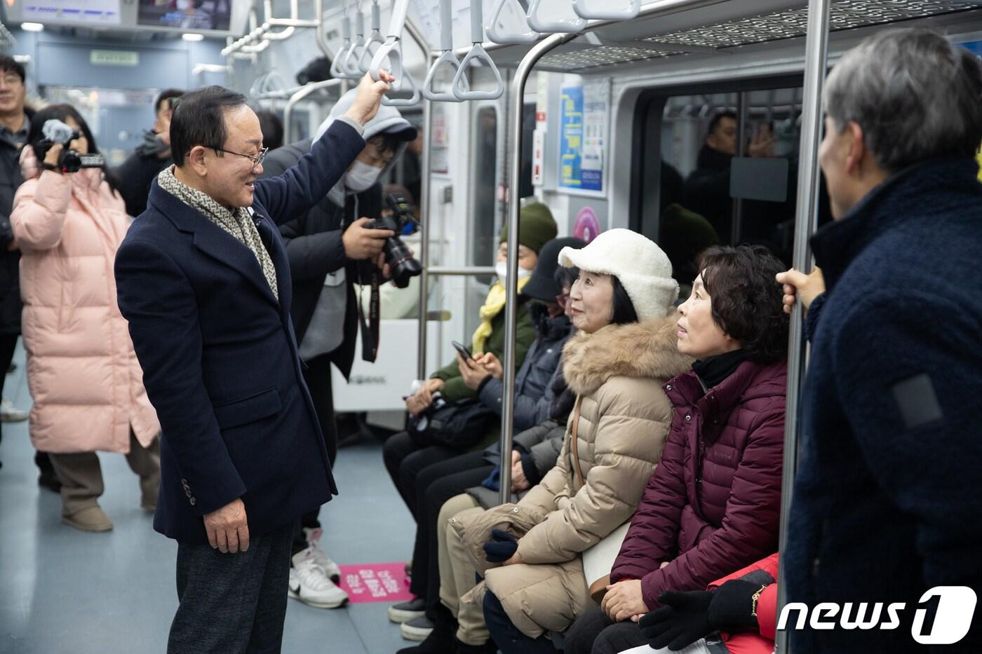 본문 이미지 - 16일 경원선 동두천~연천 전철 개통 첫 날 김덕현 연천군수(왼쪽)가 첫 차에 탑승한 뒤 승객들과 이야기를 나누고 있다. (연천군 제공)