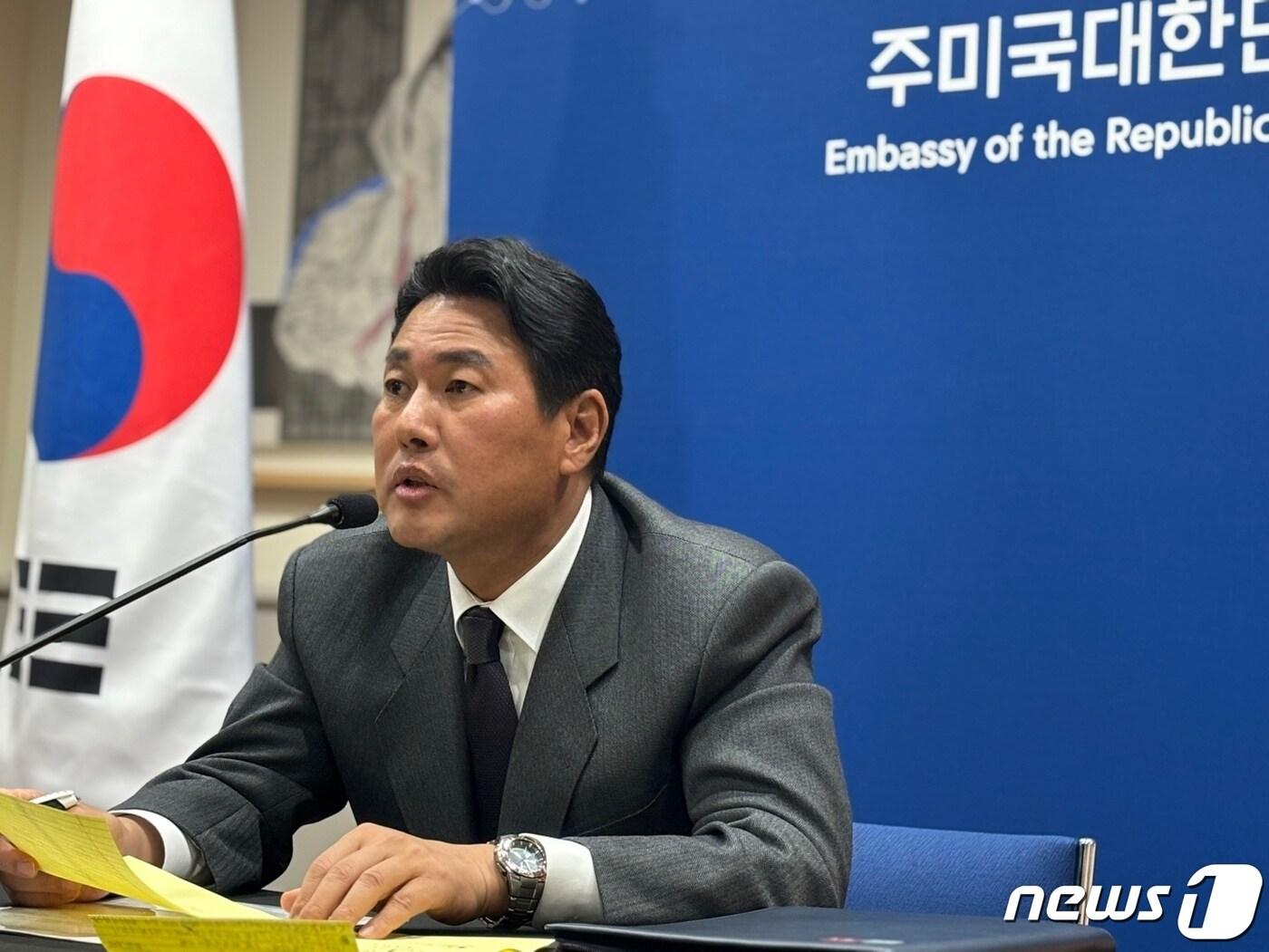 본문 이미지 - 김태효 국가안보실 1차장이 15일(현지시간) 워싱턴DC에서 한미 핵협의그룹(NCG) 2차 회의를 가진 뒤 주미한국대사관에서 특파원들과 간담회를 갖고 있다.