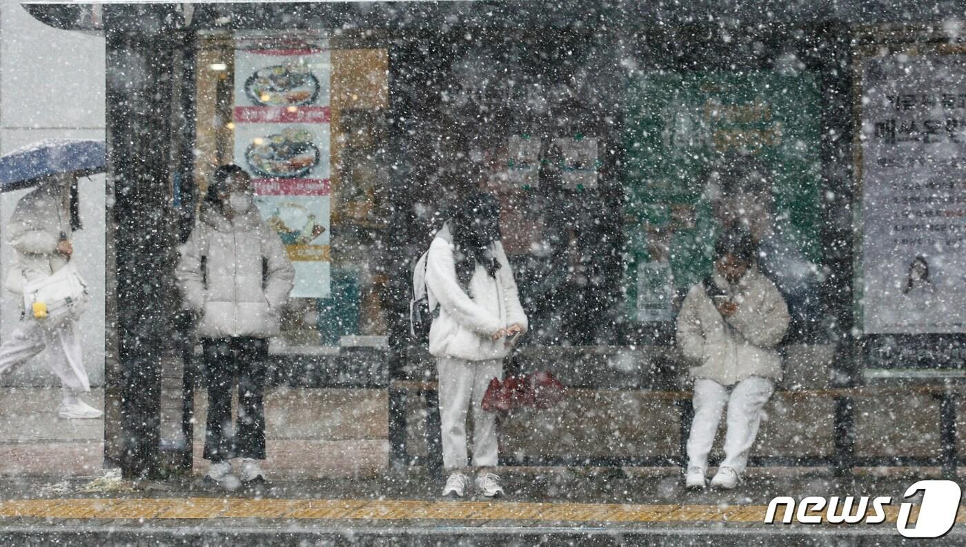 본문 이미지 - 16일 광주와 전남 곳곳에 매우 많은 눈이 내리고 있는 가운데 광주 광산구 수완사거리에서 시민들이 버스를 기다리고 았다. 2023.12.16/뉴스1 ⓒ News1 김태성 기자