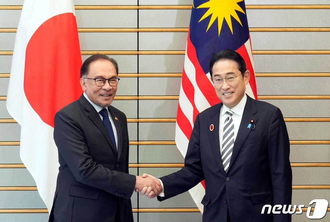 16일 기시다 후미오 일본 총리가 도쿄 총리 관저에서 안와르 이브라힘 말레이시아 총리와 회담을 시작하면서 악수하고 있다. 2023.12.16/뉴스1 ⓒ 로이터=뉴스1 ⓒ News1 김민수 기자