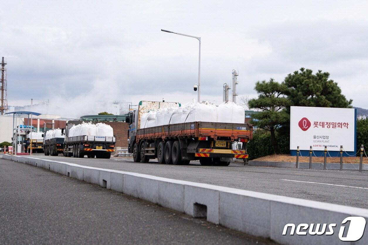 본문 이미지 - 울산 롯데정밀화학 공장(롯데정밀화학 제공). 2023.12.16/뉴스1