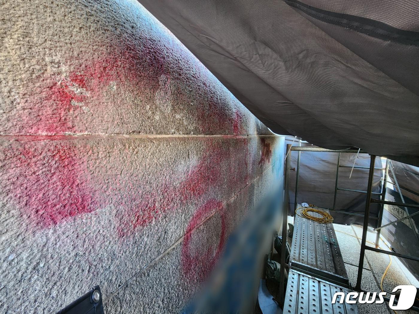 본문 이미지 - 17일 경복궁 영추문 입구 벽이 스프레이 낙서로 훼손돼 있다.  2023.12.17./뉴스1 ⓒ News1 박세연 기자