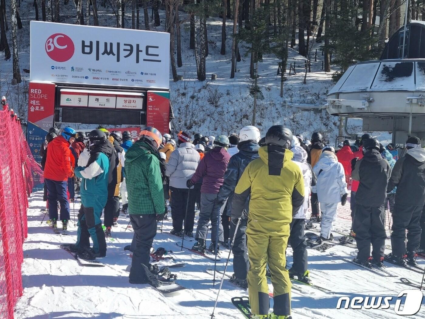 본문 이미지 - 강원 산간을 중심으로 한파경보가 내려진 17일 평창군 대관령면 용평리조트 스키장에서 스키어들이 리프트를 타기 위해 기다리고 있다. 2023.12.17/뉴스1 ⓒ News1 윤왕근 기자