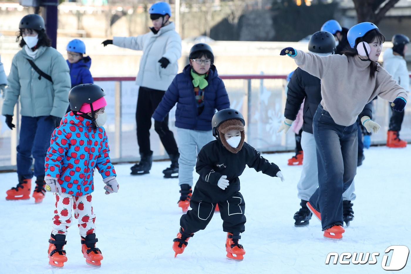 지난 2023년 12월  대구 신천 야외스케이트장을 찾은 시민들이 스케이트를 즐기고 있다. 2023.12.17/뉴스1 ⓒ News1 자료 사진