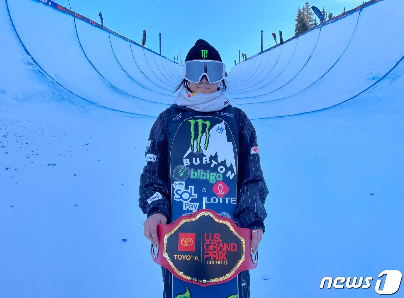 본문 이미지 - 스노보드 최가온(세화여중)이 17일 오전 미국 콜로라도 주 카퍼 마운틴에서 열린 2023-2024 FIS 스노보드 월드컵 여자 하프파이프 부문에서 한국 최초 우승을 차지한 후 포즈를 취하고 있다.  (올댓스포츠 제공) 2023.12.17/뉴스1