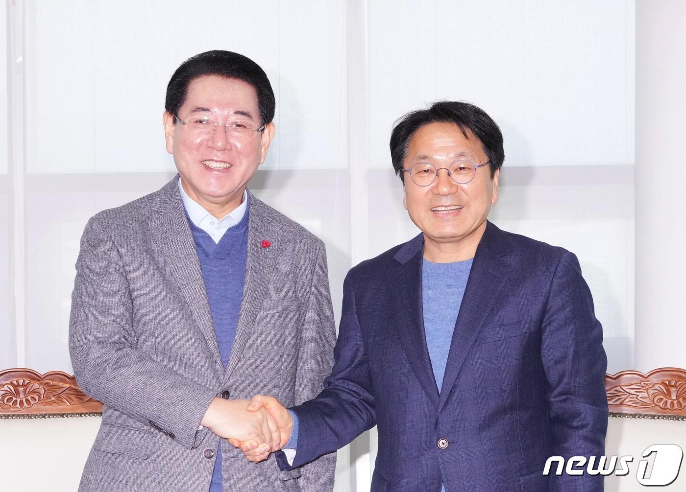 본문 이미지 - 강기정 광주시장&#40;오른쪽&#41;과 김영록 전남도지사. &#40;광주시 제공. 재판매 및 DB 금지&#41; 