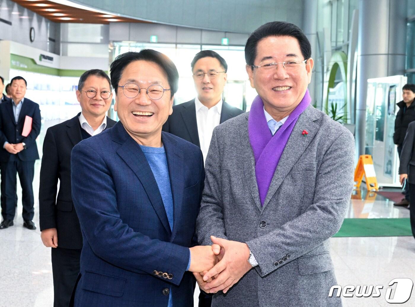 본문 이미지 - 강기정 광주시장과 김영록 전남도지사. &#40;광주시 제공. 재판매 및 DB 금지&#41; 2023.12.17/뉴스1 