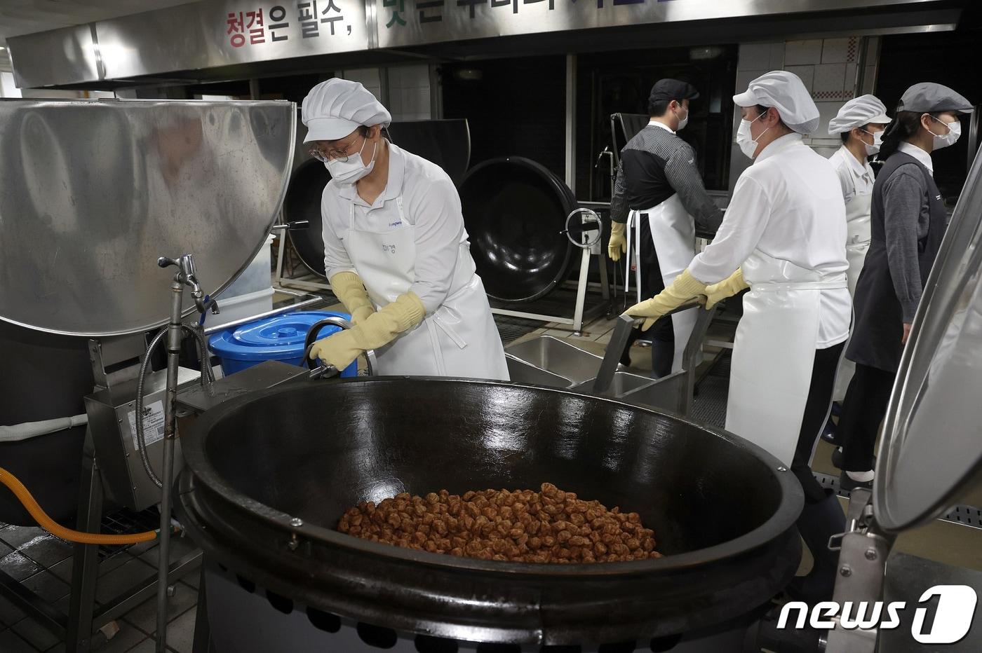 육군훈련소 민간위탁 병영식당에서 민간 조리사들이 장병 음식을 조리하는 모습. (국방부 제공) 2023.12.17/뉴스1