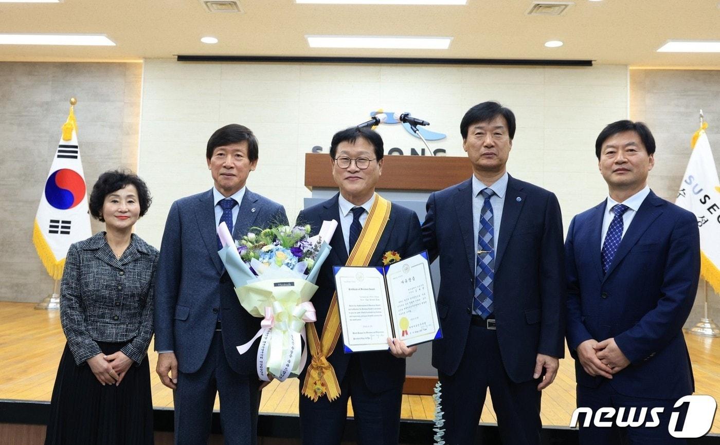 본문 이미지 - 김대권 대구 수성구청장이 지난 13일 세계자유민주연맹이 수여한 '자유장'을 수상하고 관계자들과 기념 촬영을 하고 있다.(대구 수성구 제공)