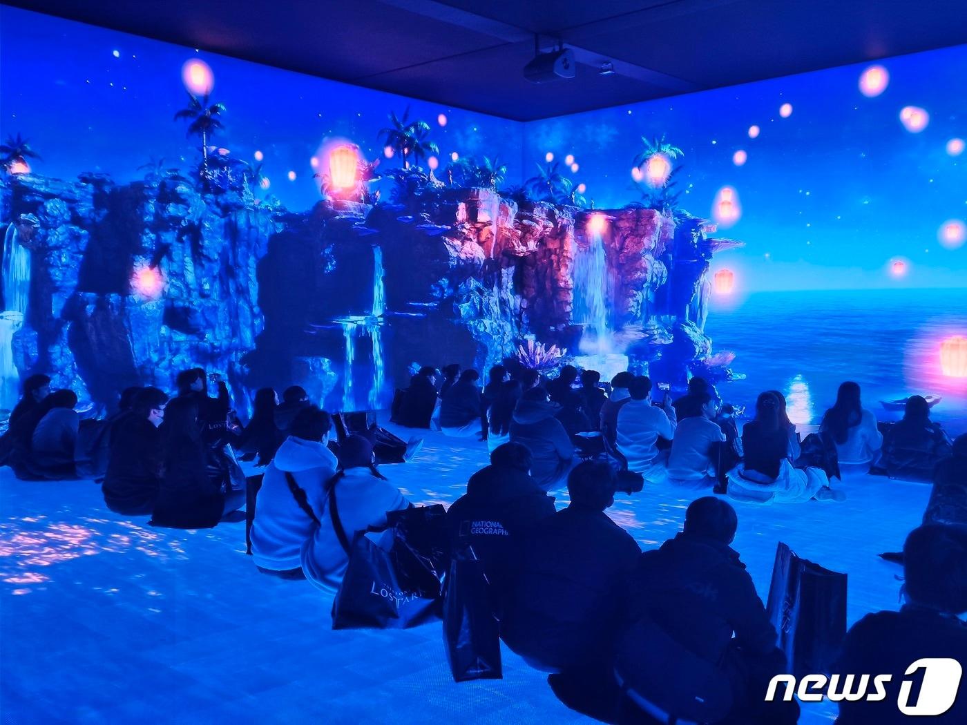 본문 이미지 - 스마일게이트의 로스트아크 오프라인 팬 페스타 '2023 디어 프렌즈'에 마련된 미디어 전시관. 로스트아크 내 '파푸니카' 맵을 모험가(유저)들이 바라보고 있다. 2023.12.17/뉴스1 ⓒ News1 박소은 기자