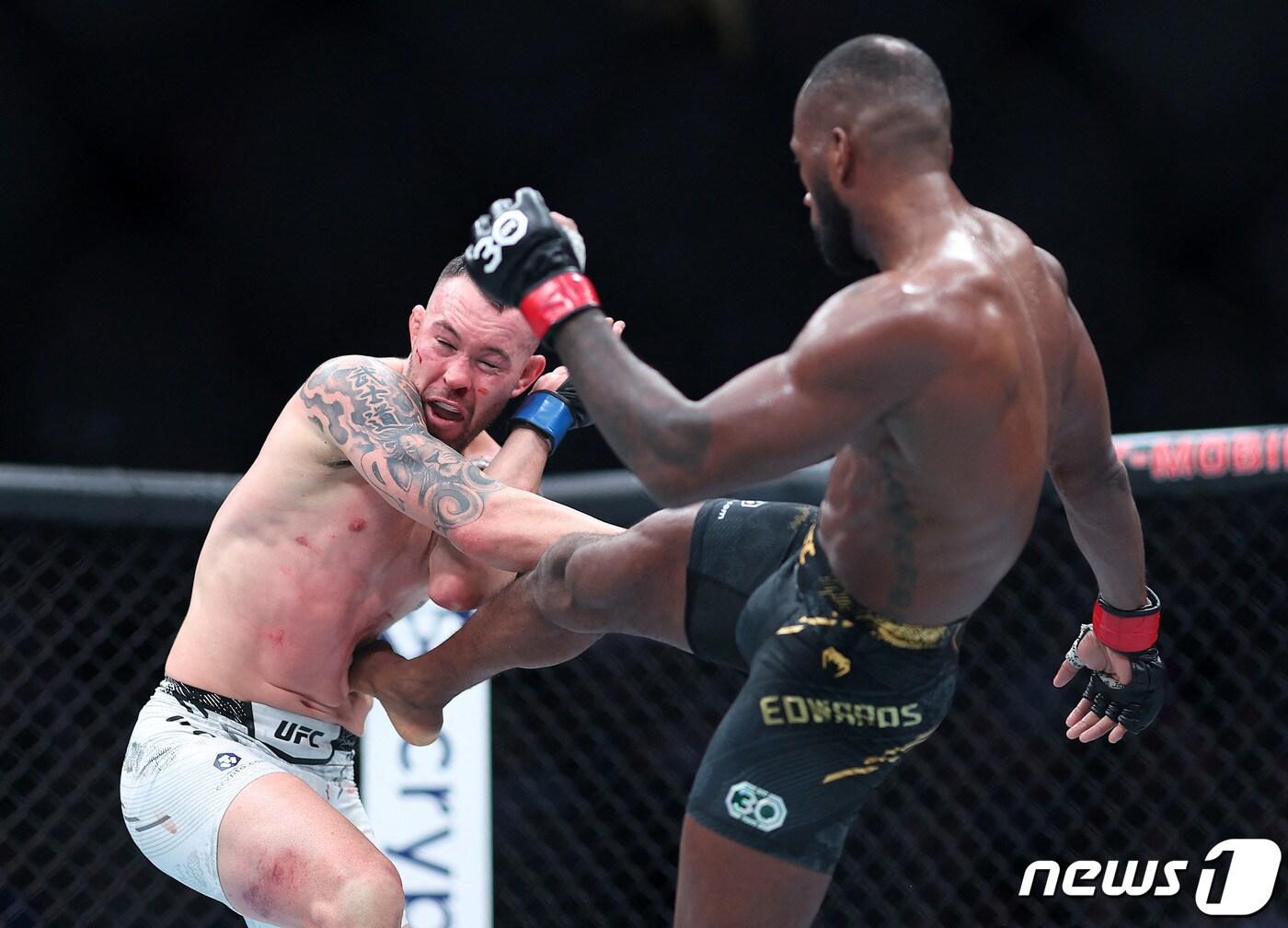 본문 이미지 - 리온 에드워즈(영국)가 17일(한국시간) 열린 'UFC 296' 메인이벤트 웰터급 타이틀 매치에서 콜비 코빙턴을 상대로 킥을 날리고 있다. ⓒ AFP=뉴스1