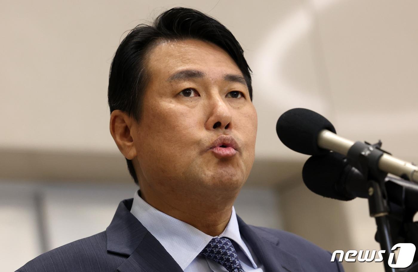 본문 이미지 - 김태효 국가안보실 1차장이 미국 워싱턴DC에서 열린 제2차 한미핵협의그룹(NCG) 일정을 마치고 17일 인천국제공항 제2여객터미널을 통해 귀국한 후 취재진의 질의에 답하고 있다. 한미는 제2차 NCG에서 핵전략 기획과 운용에 관한 가이드라인을 내년 중반까지 완성하기로 합의했다. 2023.12.17/뉴스1 ⓒ News1 김성진 기자