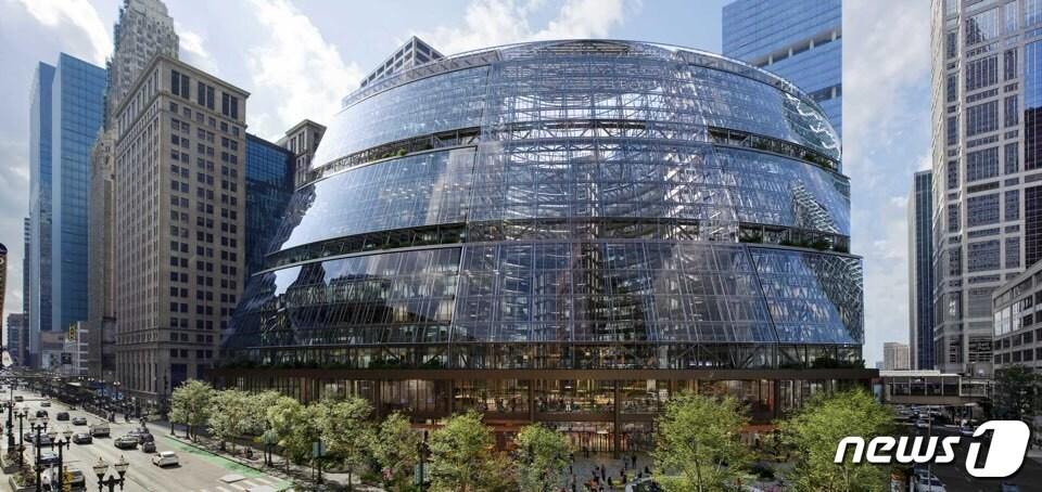 본문 이미지 - 구글이 시카고 본사로 쓰게 될 다운타운의 톰슨센터 건물 리모델링 계획을 발표했다. 독일 건축가 헬무트 얀이 설계한 이 건축물의 상징과 역사를 보존하면서 21세기에 맞는 디자인을 구현하겠다는 것이 구글의 약속이다. 구글은 이 건물을 지난해 인수했다. 사진은 구글이 13일 공개한 톰슨센터 렌더링.