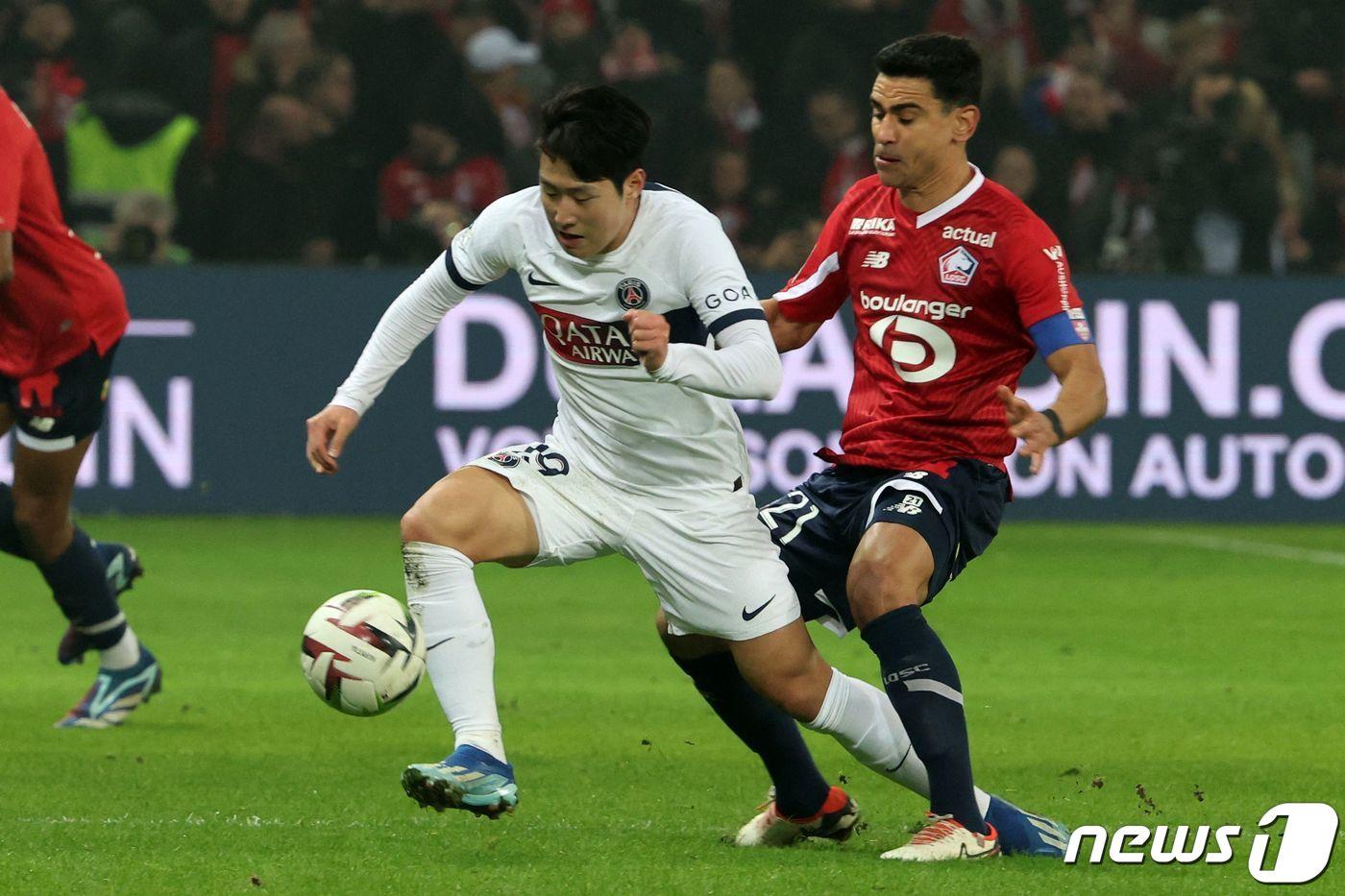 PSG의 이강인이 17일(현지시각) 랑스 빌뇌브다스크의 스타드 피에르 모루아에서 열린 프랑스 리그1 LOSC 릴과 경기서 상대 선수 벤자민 안드레와 볼을 다투고 있다. 2023.12.18 ⓒ AFP=뉴스1 ⓒ News1 우동명 기자