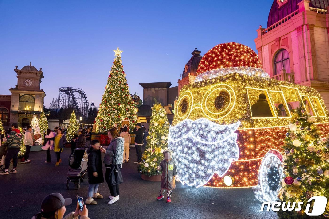 산타버스와 트리 포토존(에버랜드 제공)