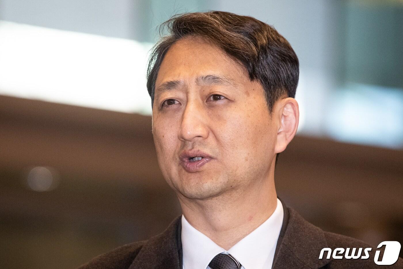 본문 이미지 - 안덕근 산업통상자원부 장관 후보자가 18일 서울 중구 대한상공회의소에 마련된 인사청문회 준비 사무실로 출근하며 취재진 질문에 답하고 있다. 2023.12.18/뉴스1 ⓒ News1 유승관 기자