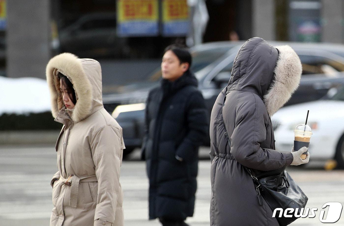 올 겨울 들어 가장 추운 날씨를 보인 18일 광주 북구 직원들이 총총걸음으로 출근을 서두르고 있다. (광주 북구 제공) 2023.12.18/뉴스1 ⓒ News1 이수민 기자