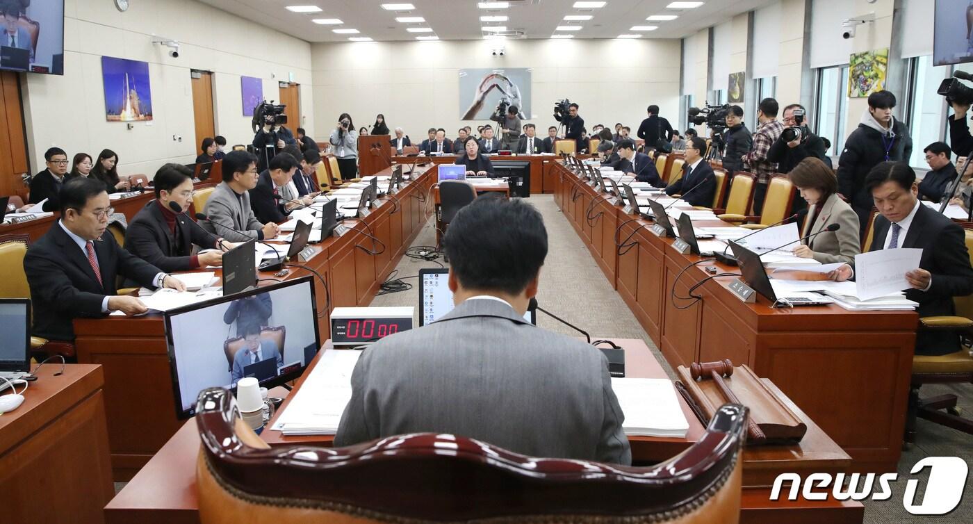 본문 이미지 - 장제원 국회 과방위 위원장이 18일 오전 서울 여의도 국회에서 열린 과학기술정보방송통신위원회 전체회의를 주재하고 있다. 2023.12.18/뉴스1 ⓒ News1 임세영 기자