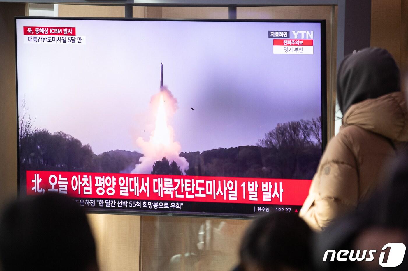 본문 이미지 - 18일 서울역에서 시민들이 북한의 대륙간탄도미사일(ICBM) 도발 관련 뉴스를 시청하고 있다.  2023.12.18/뉴스1 ⓒ News1 유승관 기자
