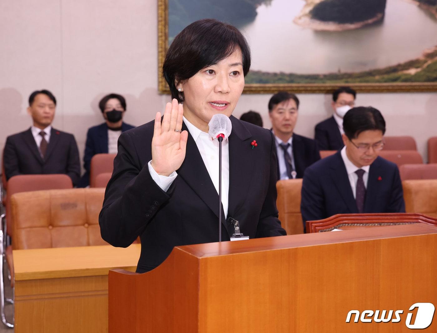 본문 이미지 - 송미령 농림축산식품부 장관 후보자가 18일 서울 여의도 국회에서 열린 인사청문회에서 선서를 하고 있다. 2023.12.18/뉴스1 ⓒ News1 송원영 기자