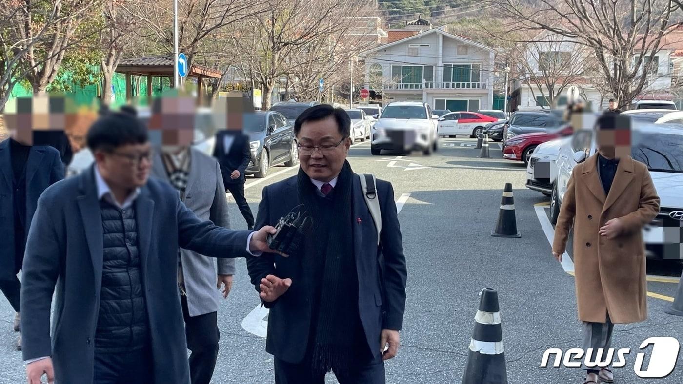 홍남표 경남 창원시장이 창원시 성산구 사파동 창원지방법원에서 열린 공직선거법 위반 혐의 공판에 출석하고 있다.2023.12.18/뉴스1 ⓒ News1 강정태 기자