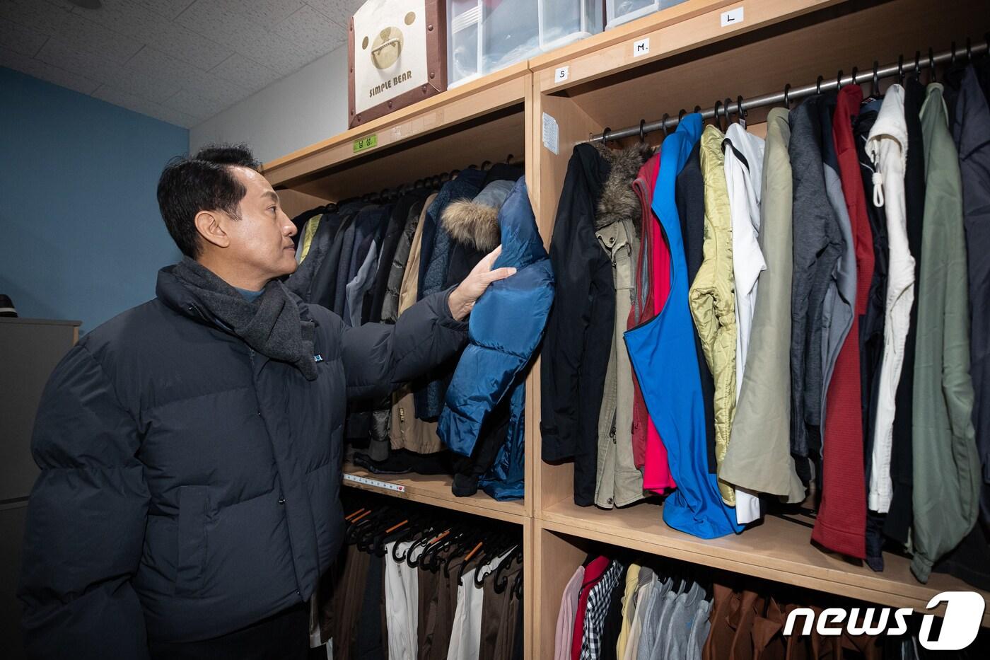 오세훈 서울시장이 18일 한파특보 발령에 따라 서울역다시서기희망지원센터를 방문, 기부받은 헌옷을 노숙인들에게 제공하는 &#39;우리옷방&#39;을 둘러보고 있다. &#40;자료사진&#41;  2023.12.18/뉴스1 ⓒ News1 유승관 기자