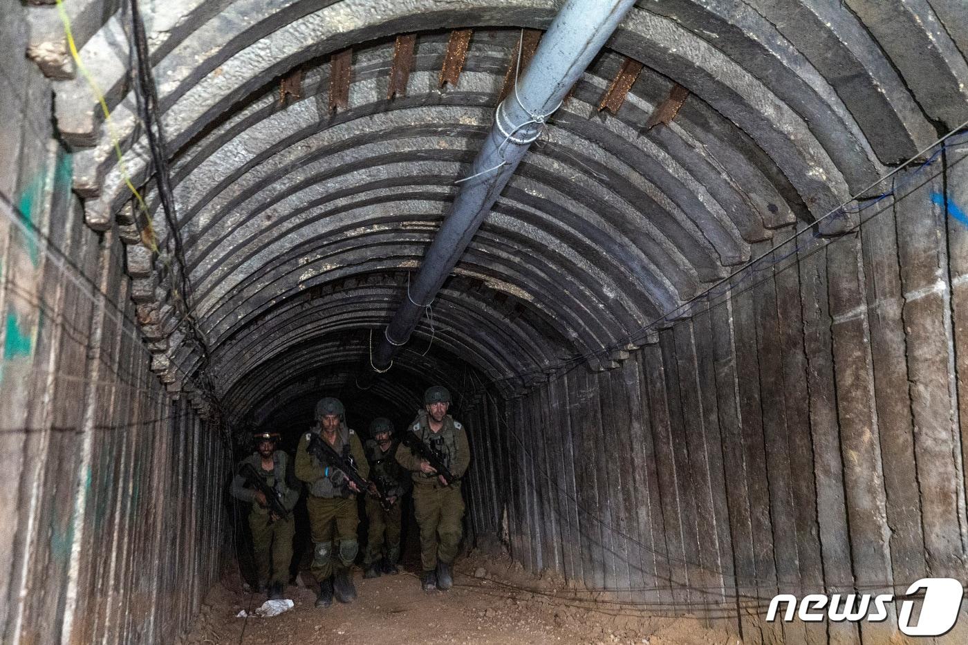 17일(현지시간) 이스라엘군이 가자 지구로 들어가는 국경 검문소 인근에서 발견한 하마스의 4㎞에 달하는 대형 지하 터널을 순찰하고 있다. 2023.12.18 ⓒ 로이터=뉴스1 ⓒ News1 우동명 기자