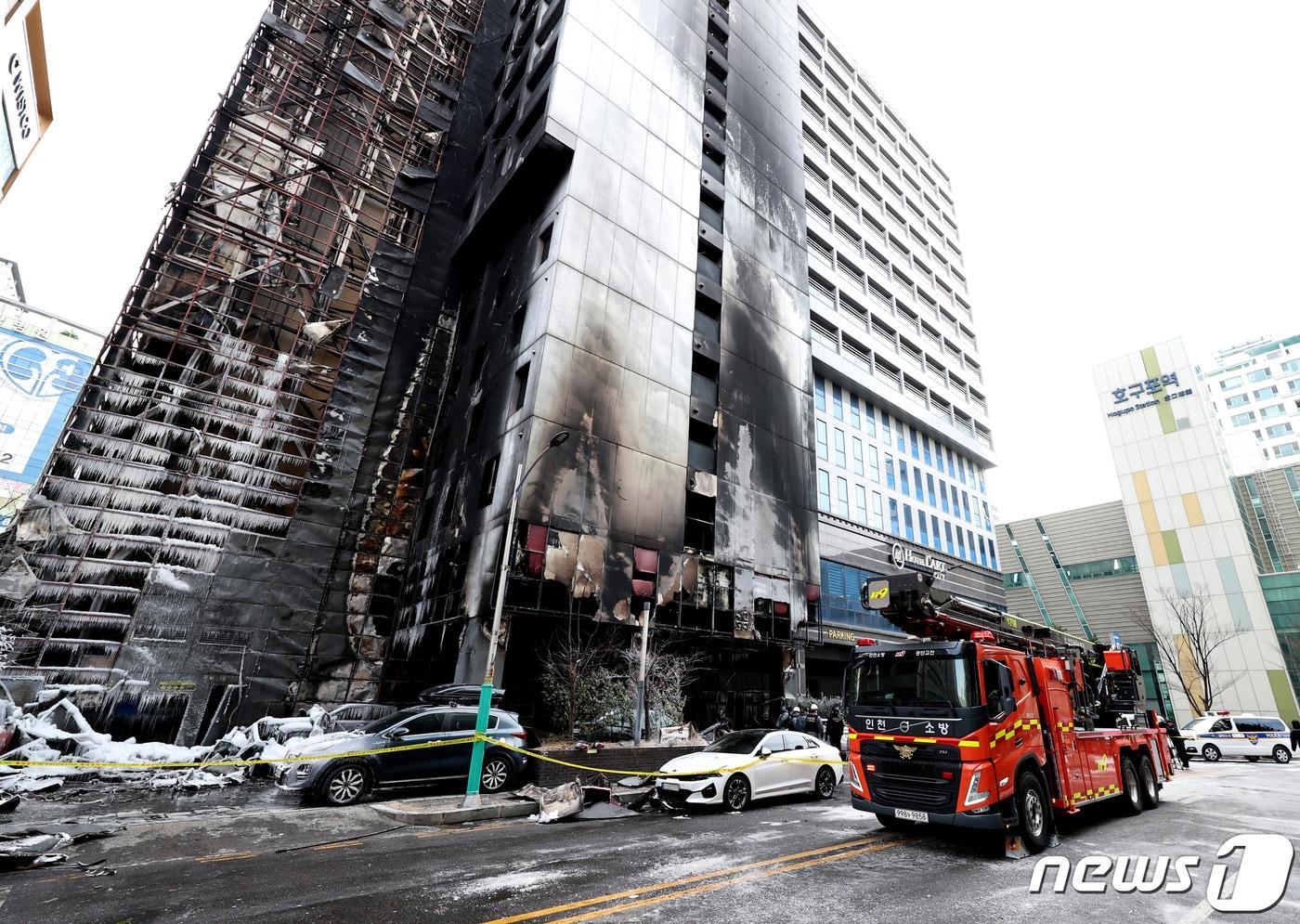 본문 이미지 - 지난달 18일 오전 인천 남동구 논현동의 한 호텔 화재현장에서 경찰과 소방, 국립과학수사연구원 등 관계당국 관계자들이 합동감식을 하고 있다.2023.12.18/뉴스1 ⓒ News1 구윤성 기자