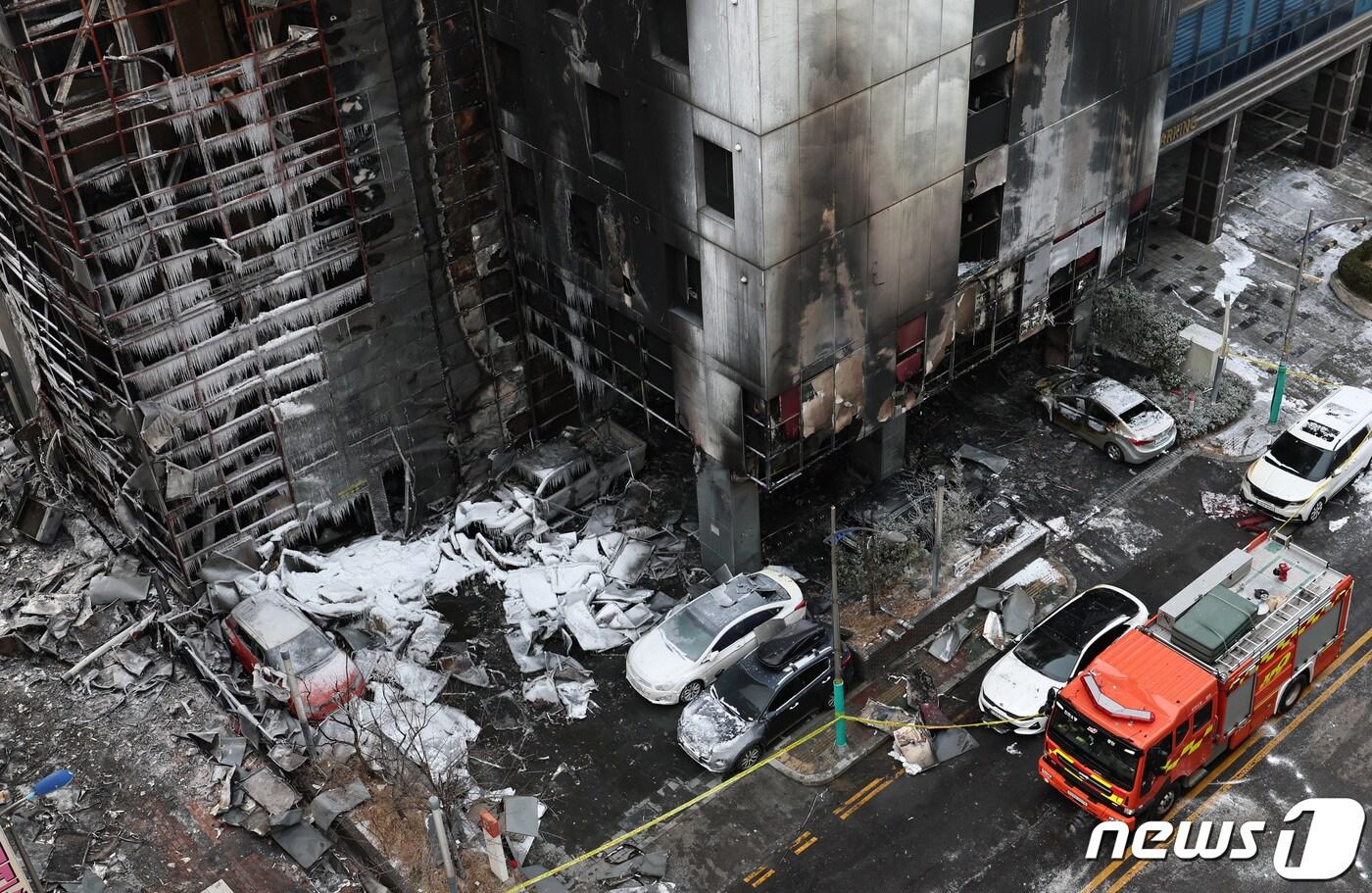 18일 오전 인천 남동구 논현동의 한 호텔 화재현장에서 경찰과 소방, 국립과학수사연구원 등 관계당국 관계자들이 합동감식을 하고 있다. 2023.12.18/뉴스1 ⓒ News1 구윤성 기자