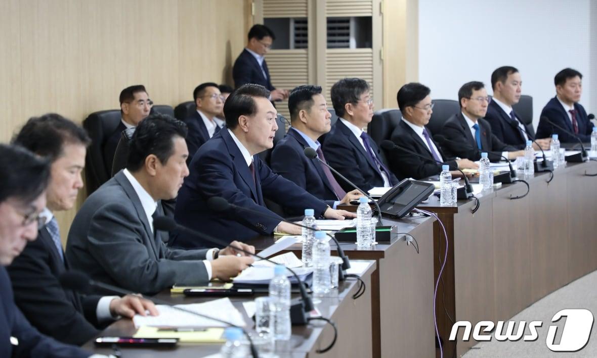 본문 이미지 - 윤석열 대통령이 18일 용산 대통령실 청사에서 열린 북한의 장거리 탄도미사일(ICBM) 발사 관련 긴급 국가안전보장회의(NSC) 상임위원회에 임석해 대응 방안을 지시하고 있다. (대통령실 제공) 2023.12.18/뉴스1 ⓒ News1 오대일 기자