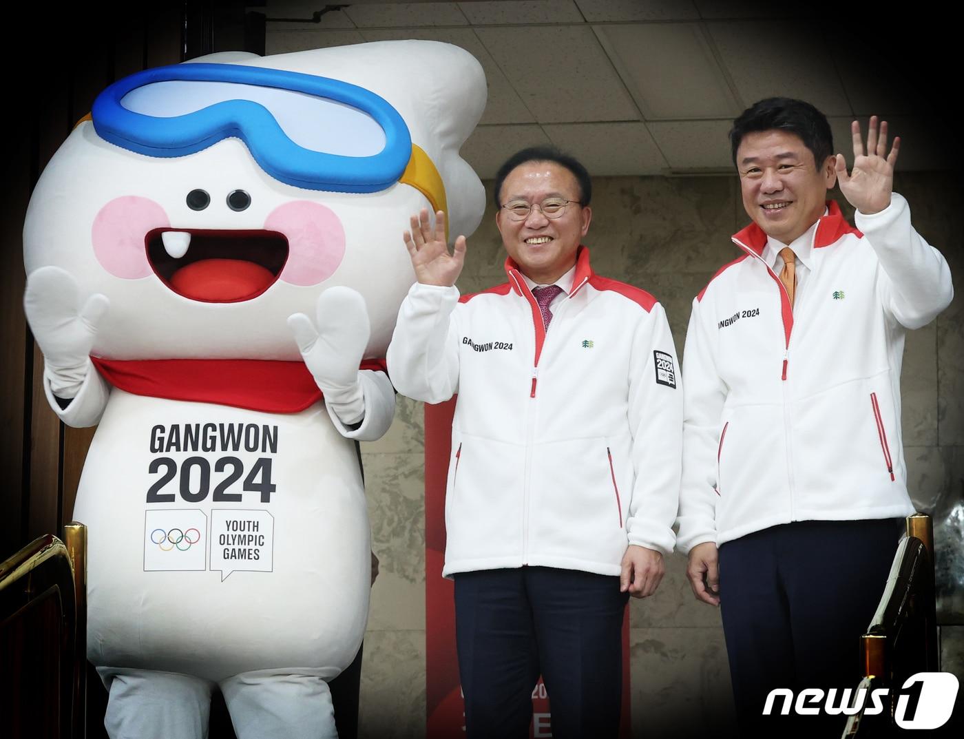 본문 이미지 - 윤재옥 국민의힘 대표 권한대행과 유의동 정책위의장이 18일 서울 여의도 국회에서 열린 2024강원동계청소년올림픽 성공개최를 위한 당정협의회에서 마스코트 뭉초와 기념촬영을 하고 있다. 2023.12.18/뉴스1 ⓒ News1 송원영 기자