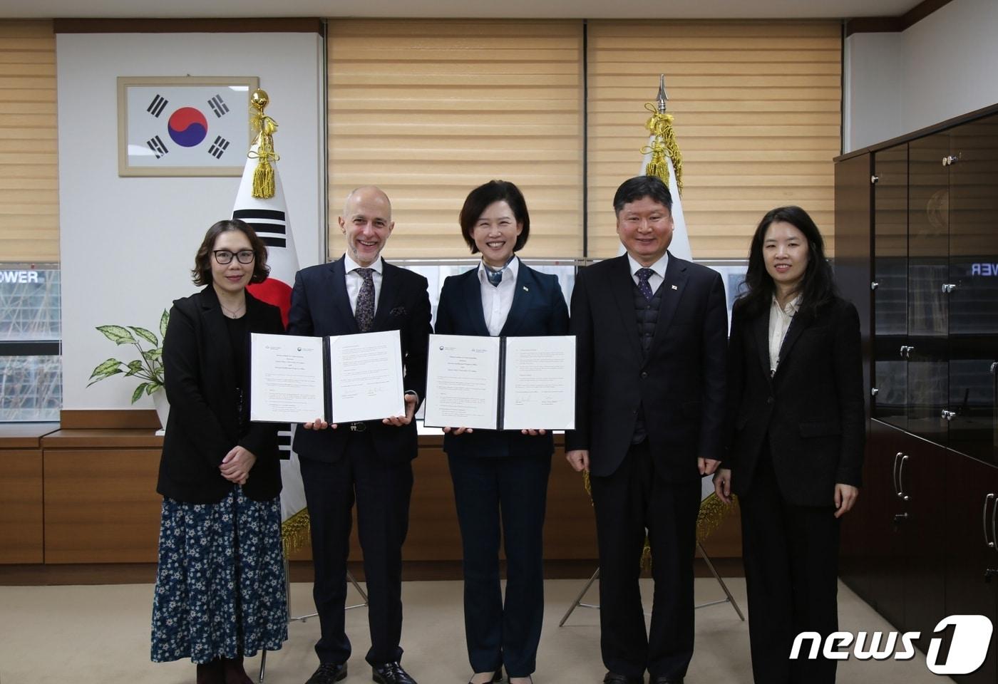 본문 이미지 - 이인실 특허청장(왼쪽 세번째)이 이오아니스 코코리스 퀸 메리 런던대학교 상법연구센터장(왼쪽 두번째)와 양해각서 체결 후 기념촬영을 하고 있다. (특허청 제공) /뉴스1