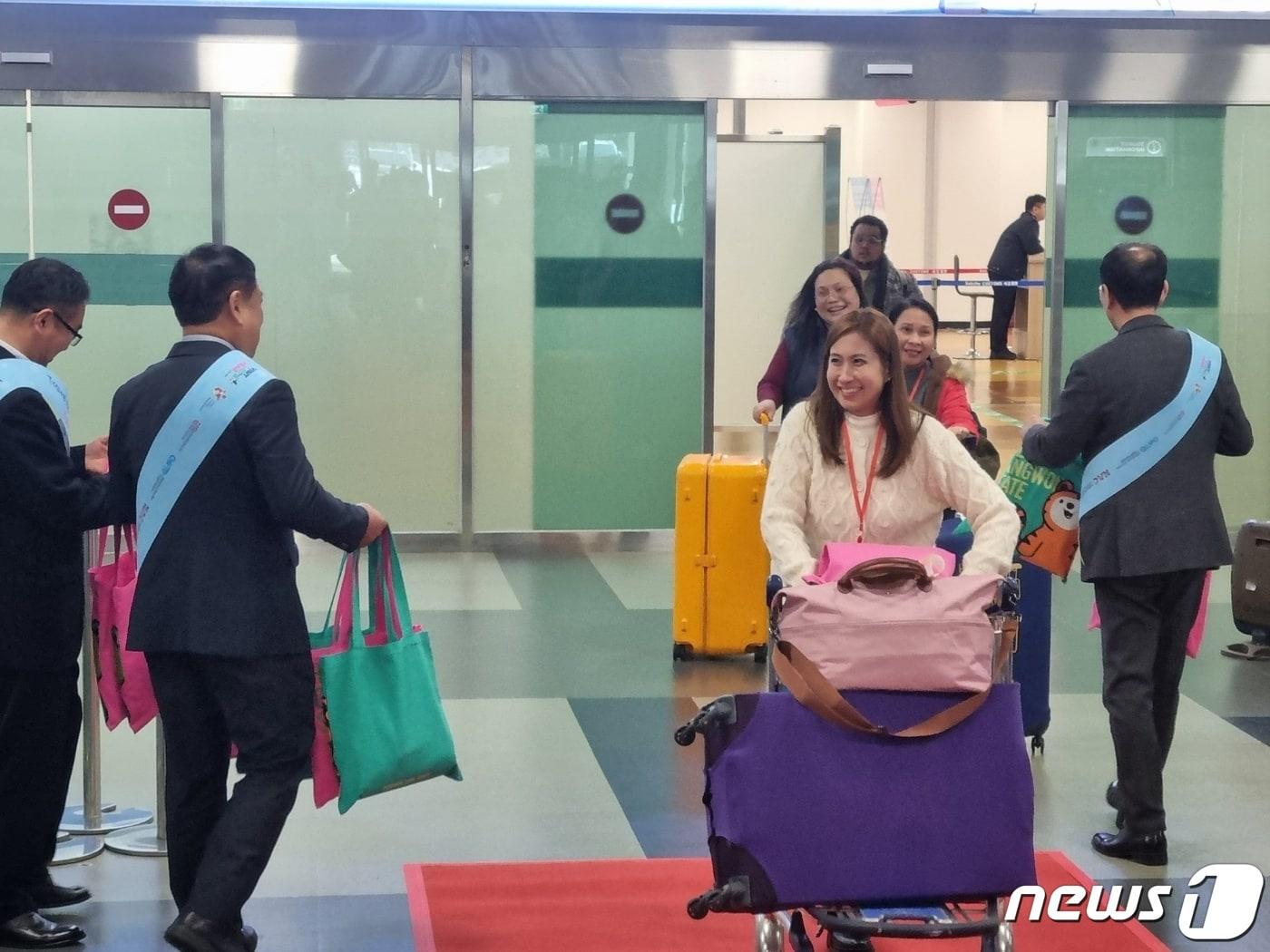 본문 이미지 - 양양국제공항에 도착한 필리핀 관광객들이 입국장을 나서고 있다.(자료사진)/뉴스1 DB