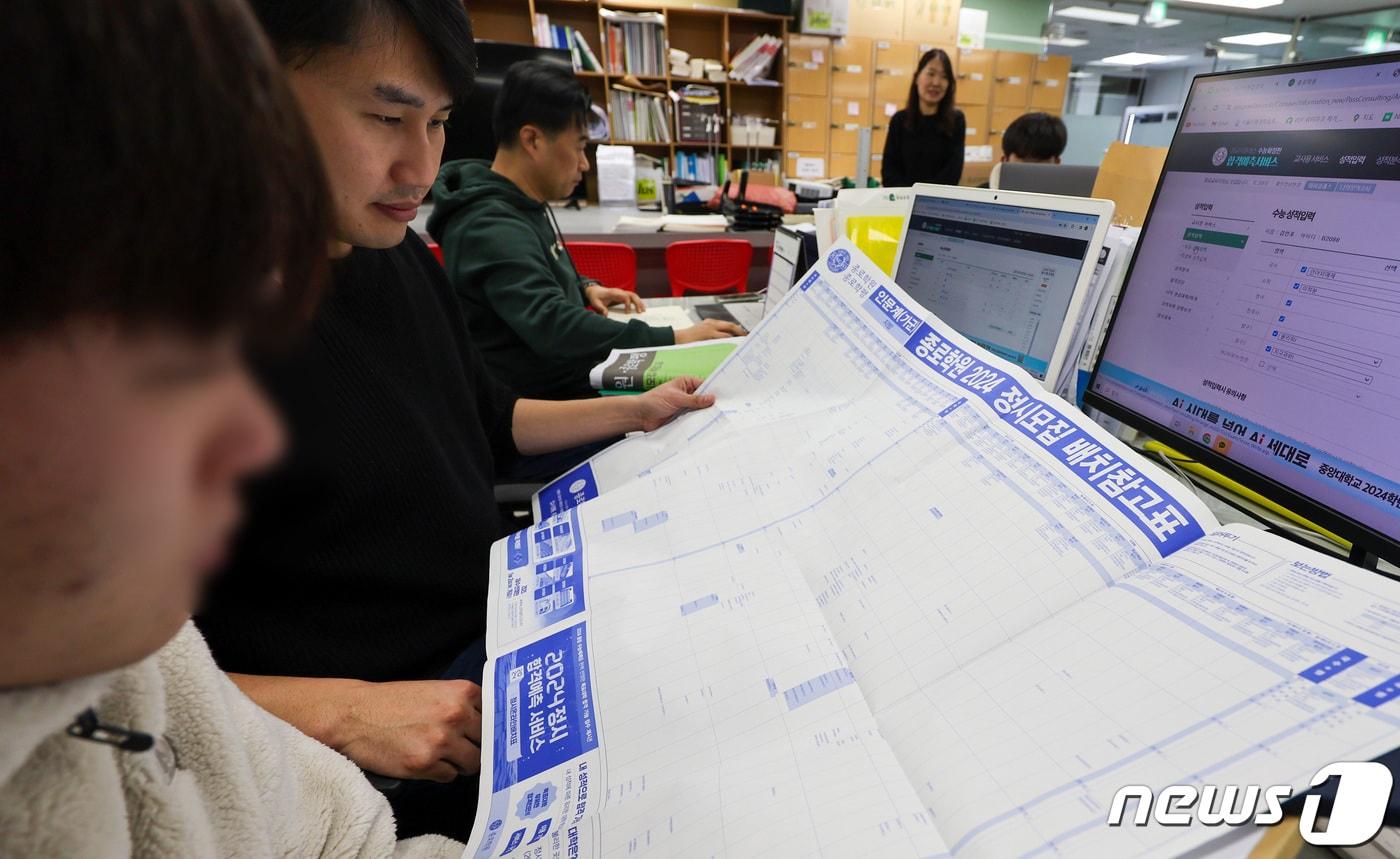 본문 이미지 - 2024학년도 대학수학능력시험을 치룬 수험생이 지난 18일 서울 양천구 목동 종로학원에서 배치참고표를 보며 진학 상담을 받고 있다.  ⓒ News1 김성진 기자