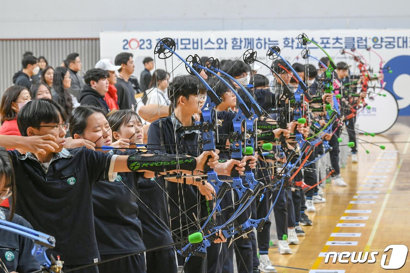 본문 이미지 - 대한양궁협회는 지난 16일 남서울대학교 성암문화체육관에서 2023 현대모비스와 함께하는 학교스포츠클럽 양궁대회를 진행했다. 현대모비스의 후원으로 진행된 이번 대회에는 올 2학기 양궁 학교스포츠클럽에 참여한 총 10개 학교에서 약 200여명의 학생 선수들이 출전해 올 한해 동안 갈고 닦은 실력을 겨뤘다. (대한양궁협회 제공) 2023.12.18/뉴스1