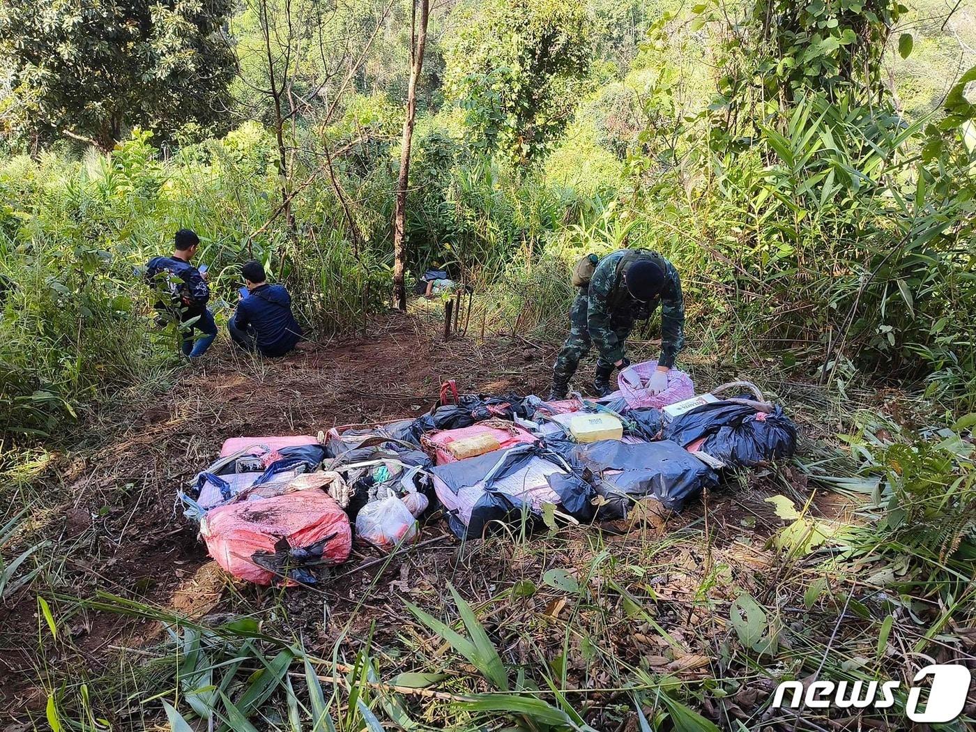 본문 이미지 - 17일(현지시간) 태국 북부 미얀마 접경 치앙라이주에서 태국군이 메스암페타민(필로폰)을 압수하고 있다. 태국군은 전날(16일) 이곳에서 마약 밀매 조직과 총격전을 벌여 15명을 사살했다. 2023.12.17/ ⓒ AFP=뉴스1 ⓒ News1 박재하 기자