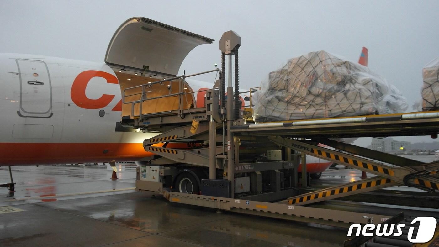 인천공항 화물청사에서 지상조업인력이 제주항공 화물기에 화물을 싣고 있다. 2023.12.14/뉴스1 ⓒ News1 금준혁 기자