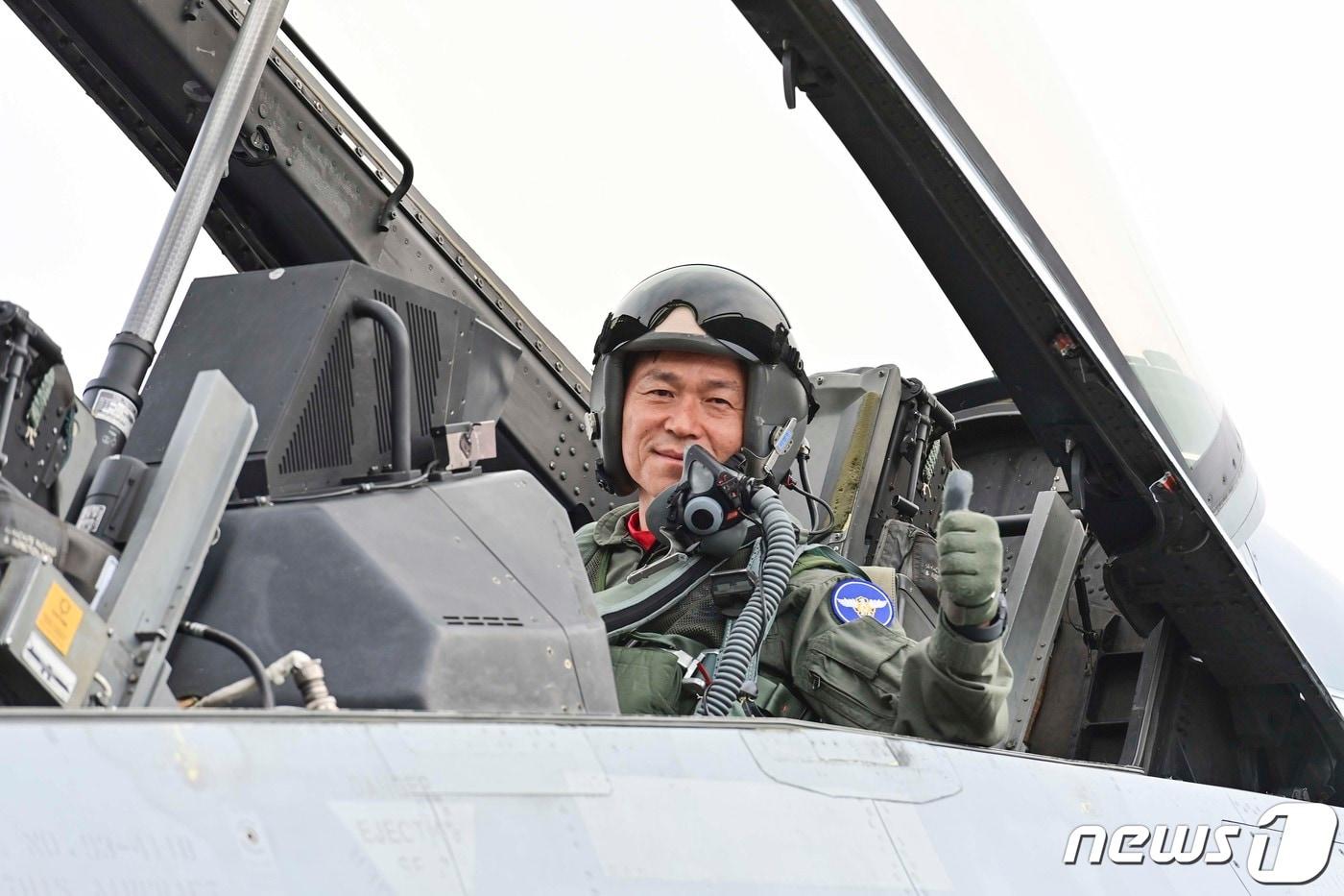 본문 이미지 - 이영수 공군참모총장이 KF-16 전투기에 탑승해 영공방위태세를 공중에서 점검한 뒤 지휘비행을 마치고 함께 비행한 임무조종사와 엄지를 치켜세우고 있다. (공군 제공) 2023.12.18/뉴스1