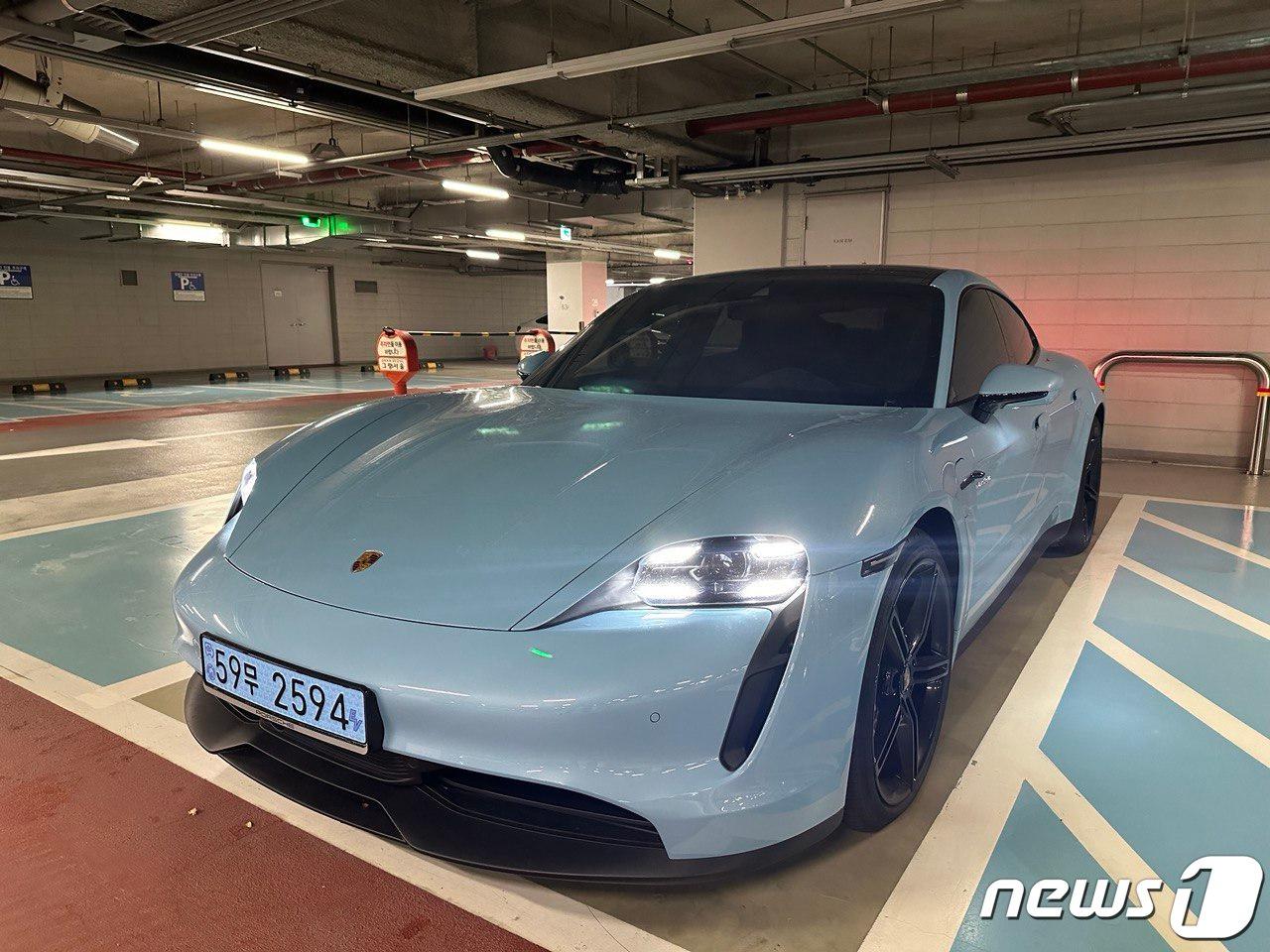 본문 이미지 -  포르쉐의 전기차 '타이칸 4S' ⓒ 뉴스1 이동희 기자